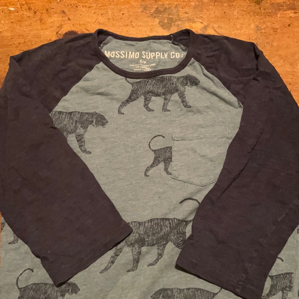 Men’s tiger 3/4 length t-shirt. Size S.